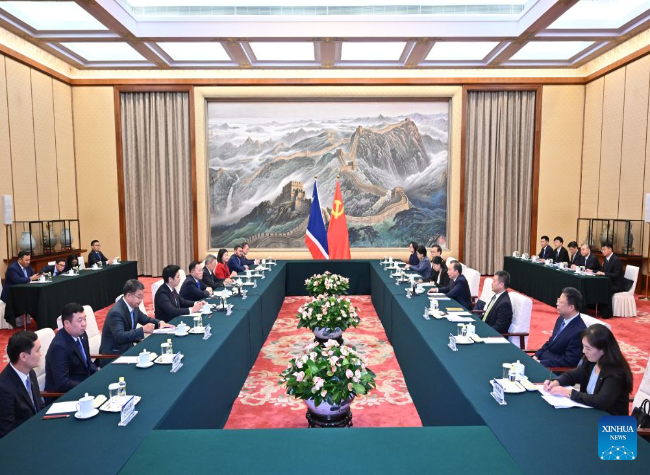 Senior CPC Official Meets Mongolia's Democratic Party Delegation