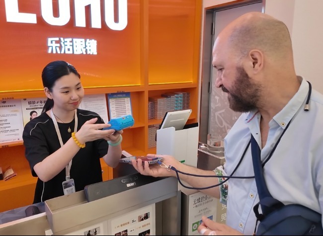 China Haul Goes Global: Why Tourists Are Filling Their Suitcases in Chongqing | Video