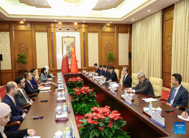 China's Top Diplomat Holds Talks with Qatari PM