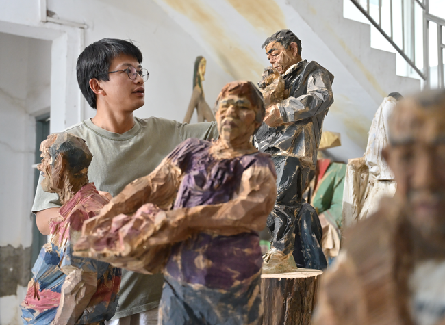 Chainsaw Artist Finds Muse, and Millions of Views, in Chinese Mountain Village