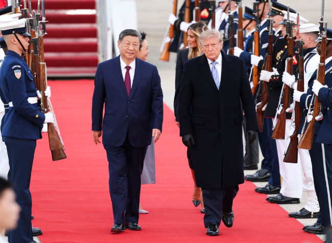 Xi Lands in U.S. for State Visit, Greeted by Trump at Airport
