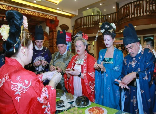Inbound Travelers Revel in Chinese Goods, Culture during Mid-Autumn Holiday
