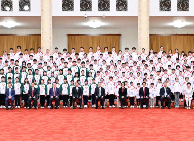 Vice Premier Meets Hong Kong, Macao Youth Delegation