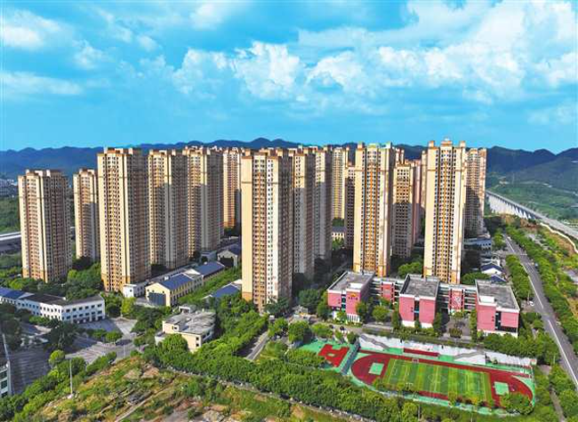 "I Finally Feel at Home": How a Permit Helps a Sichuan Newcomer Settle in Chongqing
