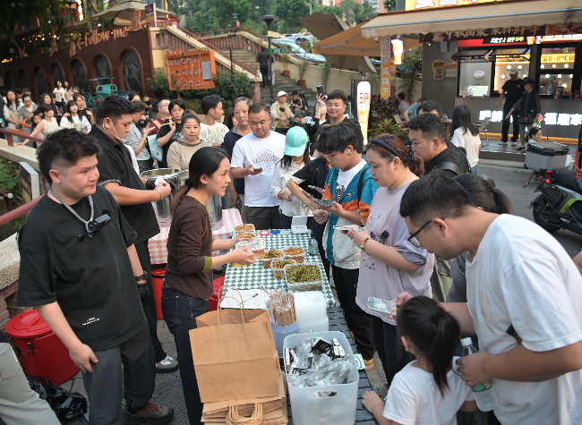 Chongqing's 1,164 Community Funds Support Older Residents, Students and Families