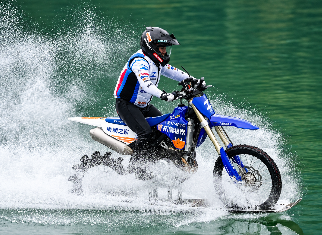 ZXMOTO Sets Guinness World Record With 40.7 KM Motorcycle Ride on Water | Video