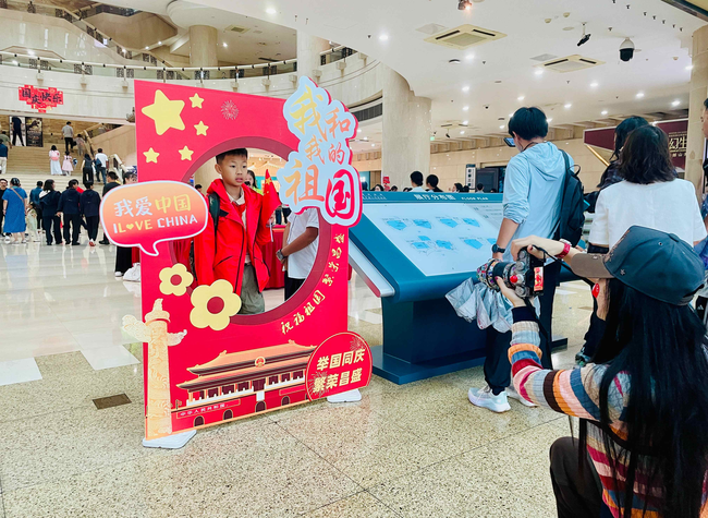 Three Gorges Museum Blends Art and Law for National Day Celebration