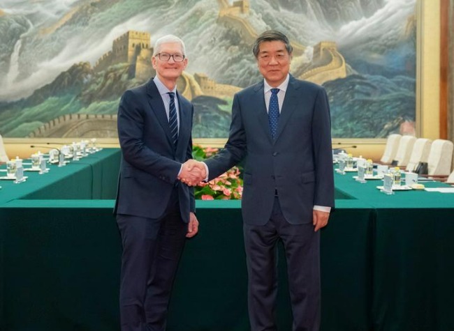 Chinese Vice Premier He Lifeng Meets with Apple Executive Chairman Tim Cook