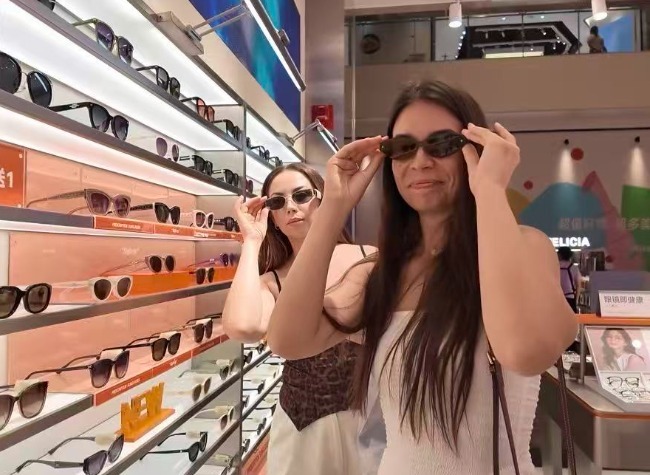 As More Foreigners Visit China, Chinese Take a Fresh Look at Learning English | Video