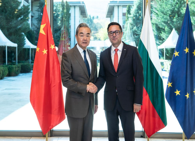 Chinese FM, Bulgarian Deputy PM Pledge to Expand Practical Cooperation