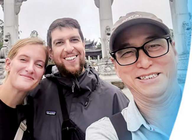 One of Chongqing's First Foreign-Language Guides Marks Nearly 40 Years of Welcoming the World