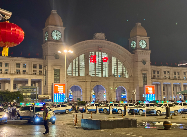 Rail Rush and Retail Lift China's New First-Tier Cities Over National Day | Reporter's Diary