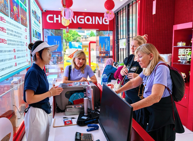 On Duty During National Day Holiday: English-Speaking Volunteer Wins Hearts of International Tourists at Jiefangbei
