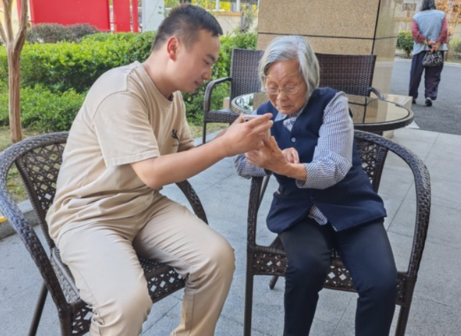 Young Chinese Move Into Nursing Homes, Trading Companionship for Cheap Rent