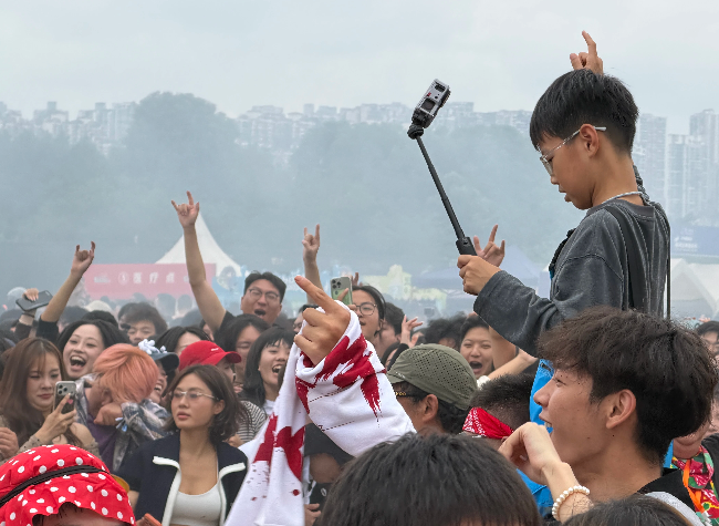 Young Fans Pay for the Experience at National Day Music Festivals | Reporter's Diary