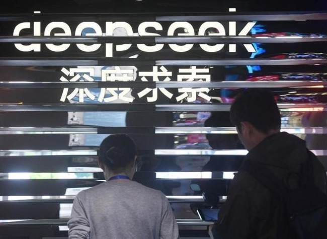 China Firmly Opposes U.S. Sanctions on Chinese AI Companies: Commerce Ministry