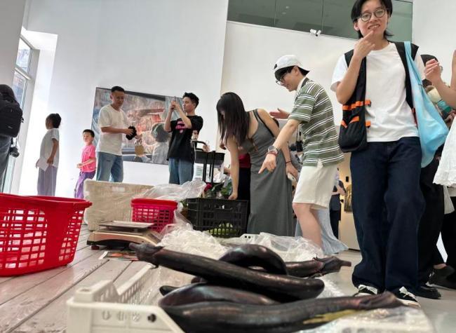 Fresh Greens at the Gallery: Chongqing Art Graduate's Vegetable Stall Gives Farmers New Markets